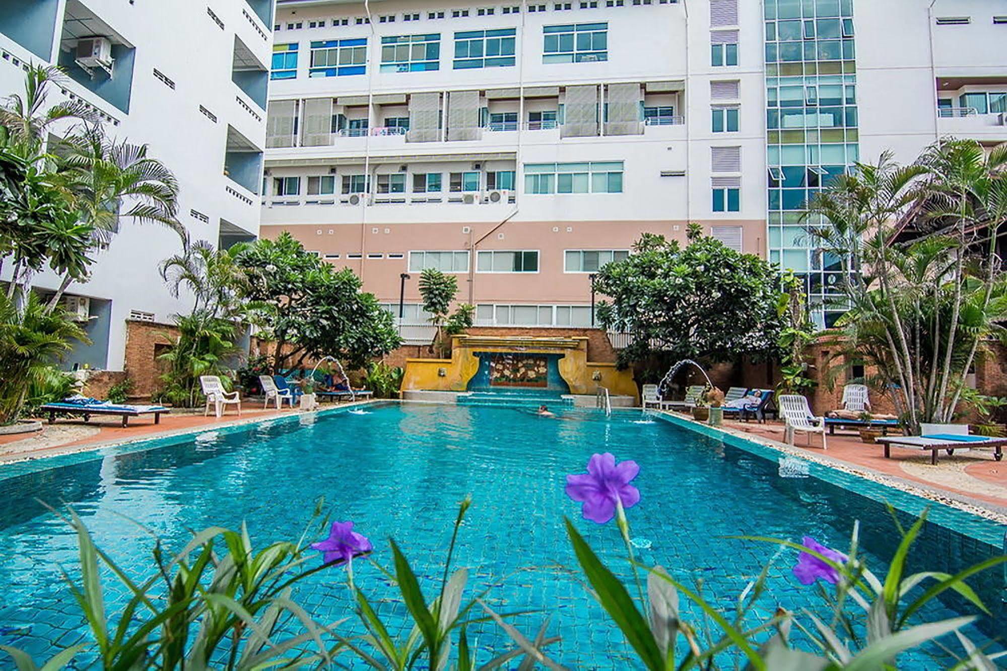 Hotel Sutus Court 3 Pattaya Exterior foto